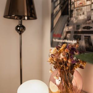 Ambiance du cabinet avec lampadaire et fleurs séchées