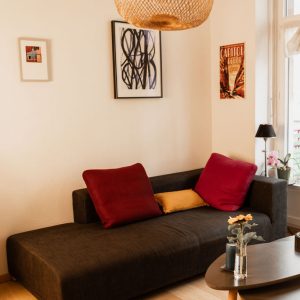 Espace de consultation avec canapé et décoration murale à Strasbourg