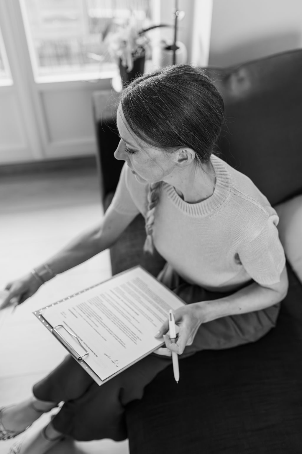 Céline Duval en consultation d'astrologie avec prise de notes