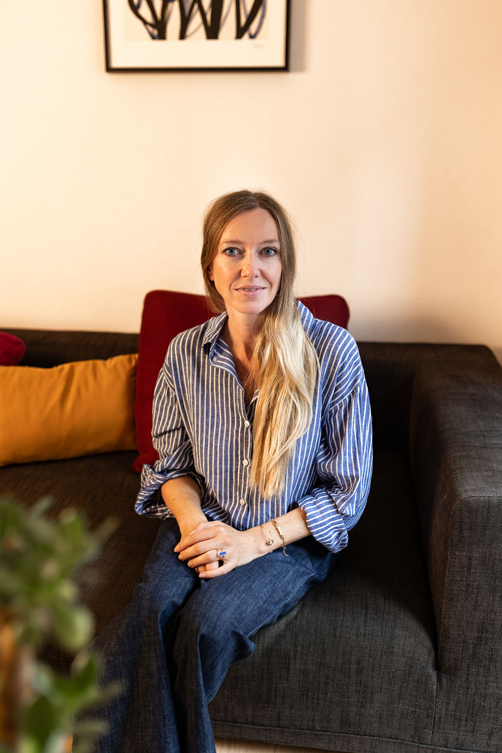 Céline Duval dans son cabinet d'astrologie