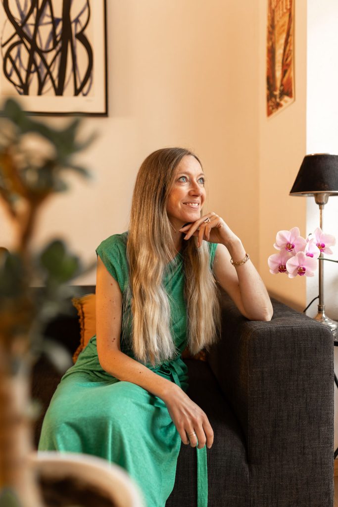 Céline Duval regardant vers le ciel dans son cabinet